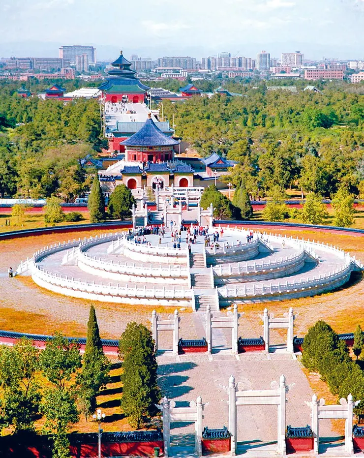 北京天壇(分為內壇和外壇)係明清兩朝皇帝舉行祭天大典場所，上方為祈年殿主建築，下方為皇乾殿主建築(二者由丹陛橋相連)；下方圜丘壇為三層壇面，是皇帝舉行祭天大禮的地方