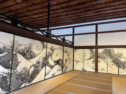 龍安寺目前正展出細川護熙所繪製的雲龍圖（細川護熙在1993年當過總理大臣，事後上網查才知道）
