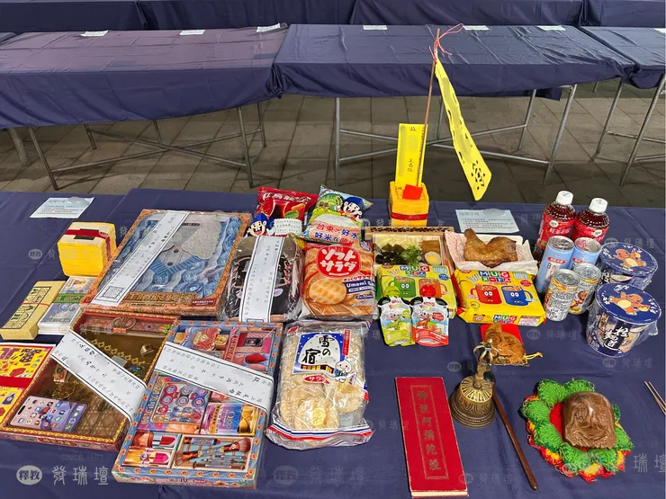 查某囡仔愛的水衫、化妝玩具攏有。