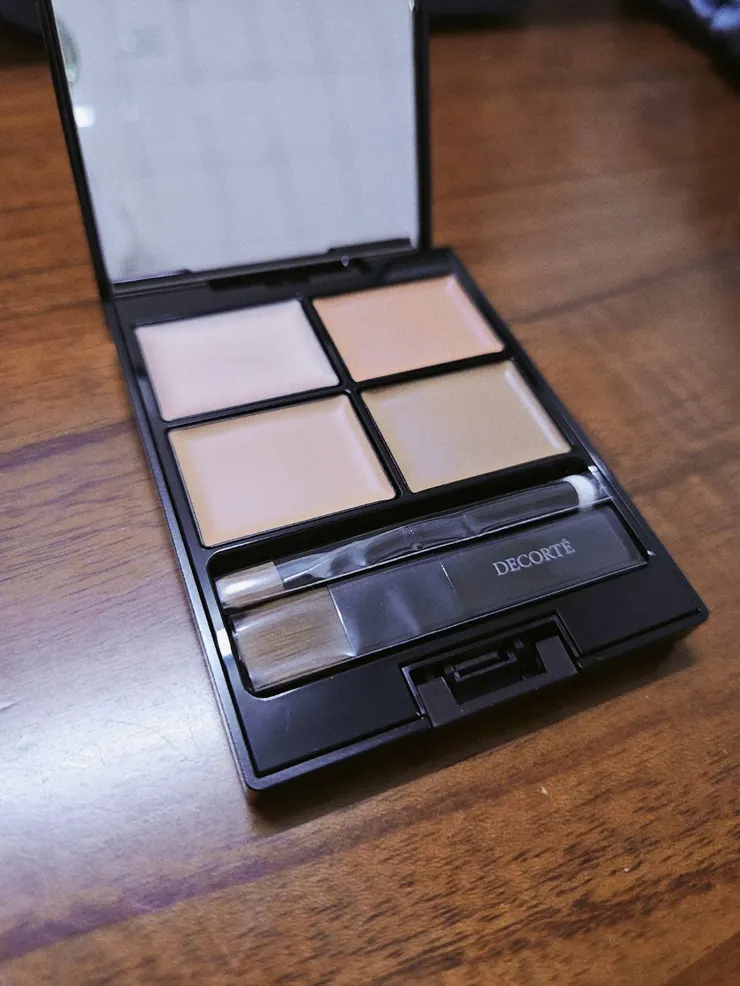 先來張當初買黛珂遮瑕盤時拍的開箱照