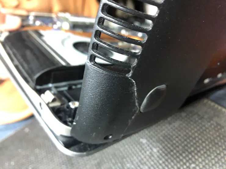 底殼破損嚴重,苦主一開始只用快乾黏而已,沒多久又裂開。