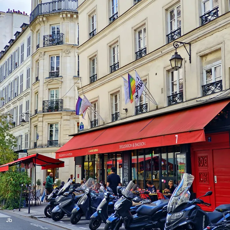 【瑪黑區不時可見猶太人與彩虹旗！「La Muse Gueule」餐廳，重點是牆上插了彩虹旗。】