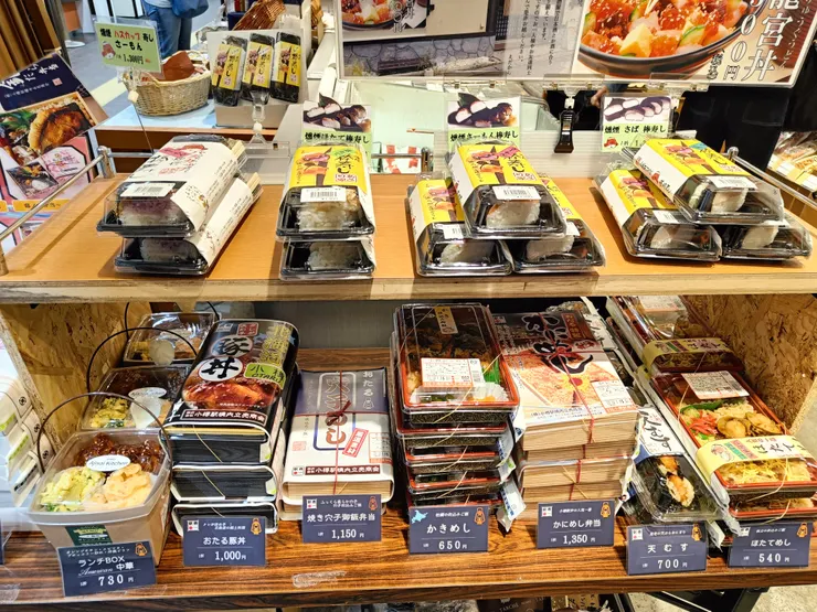 架上的便當一字排開，立刻陷入選擇性障礙