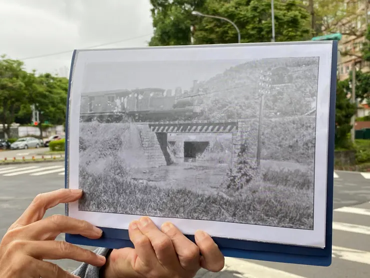 師大分部前方，當年萬新鐵路經過的橋樑，就橫跨在萬盛溪上。（圖片：何文賢老師提供）