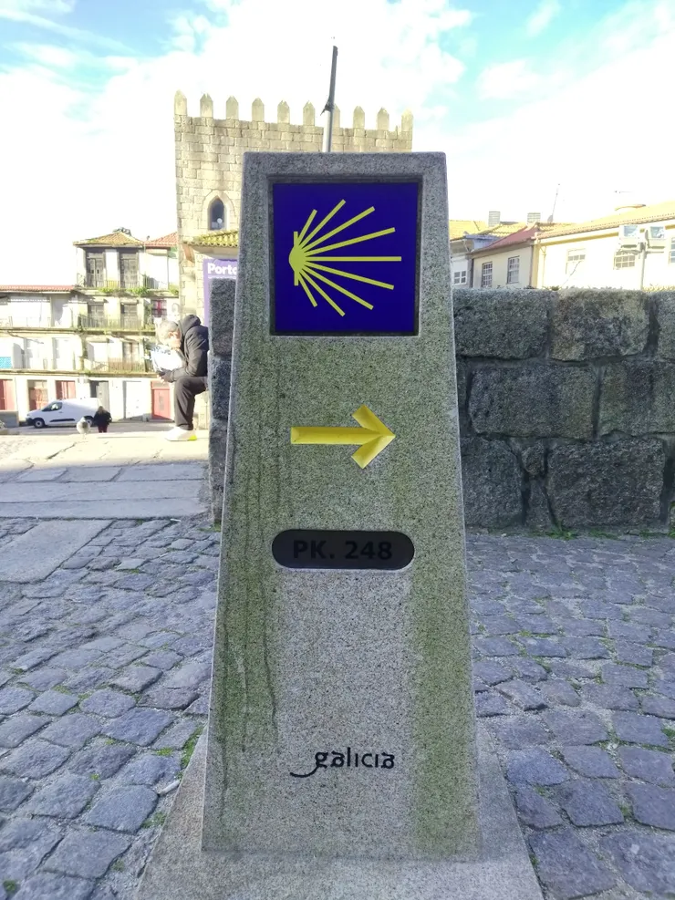 用來指引旅人路線的黃色箭頭