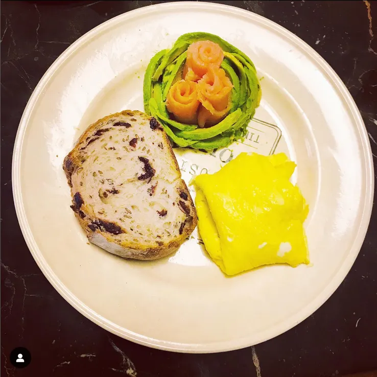 黑麥蔓越梅亞麻籽麵包X奶油煎蛋捲X燻鮭魚酪梨玫瑰花