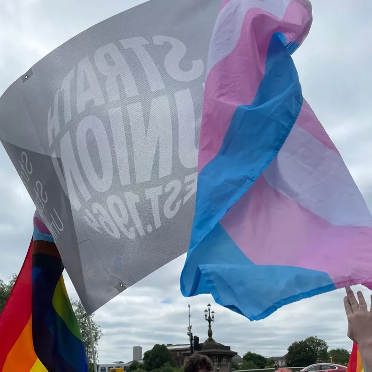 Strath Union在Pride March飄揚的旗幟。
