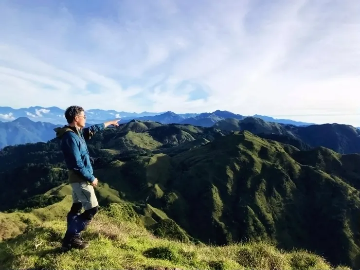 ↑回首來時路（北望能高連稜，綠茵連綿，白石山、光頭山、能高南峰與能高山，歷歷在目）