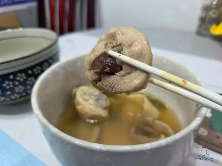 內有多塊大塊雞腿肉