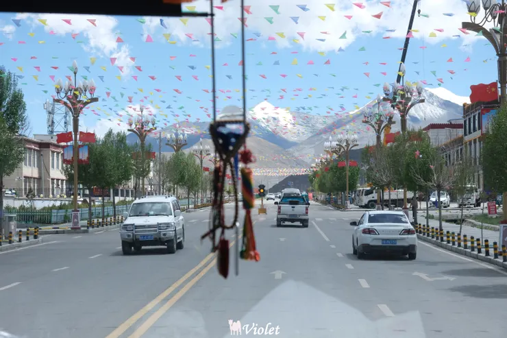 乃欽康桑雪山(車上拍的照)