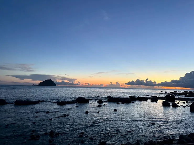 「黎明的海岸在呼吸,藍與金的交界像海的心跳。」- 基隆和平島晨曦