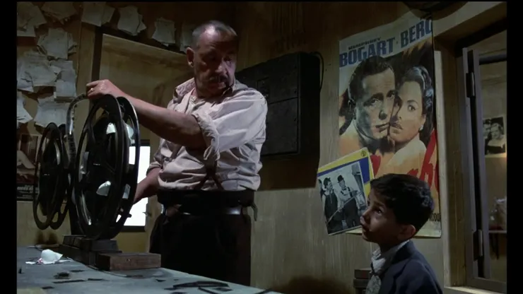 有好幾個世代的人，是在電影院裡，建構自己的《新天堂樂園》。