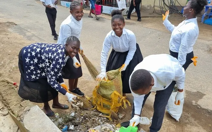 ▲ 新天地馬拉威地區聖徒於1月10日進行「第8屆光與鹽之日環境清潔志工活動」，於市區撿拾垃圾。【照片提供：新天地馬拉威地區】