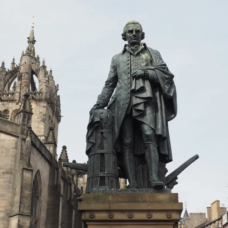 國富論 (經濟由看不見的手推動) 的創立者Adam Smith不只是格大校友, 在整個蘇格蘭也是名人