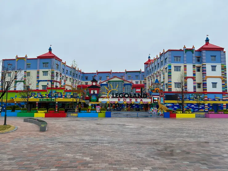 到訪的日子不是晴天，繽紛的樂園看起來都灰灰的