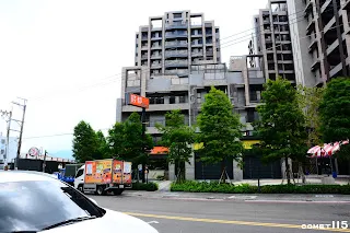 對面已經蓋起住商混合大樓