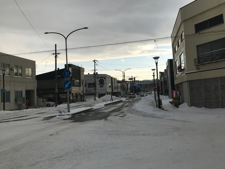 留萌站外就是已經沒落的街道