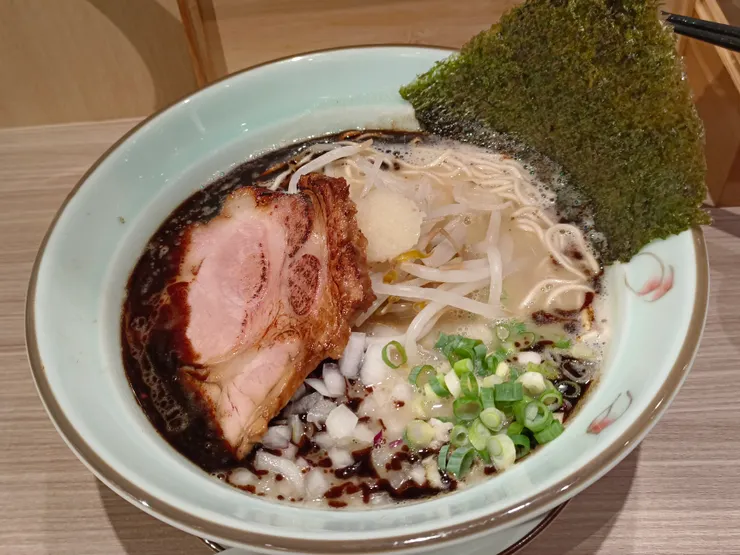 豚濃湯：黑蒜油豚骨拉麵