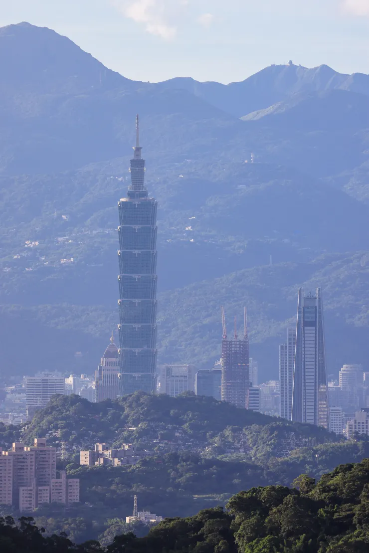新店拍攝101，左後方為七星山東峰，右後方為竹子山的嵩山雷達站