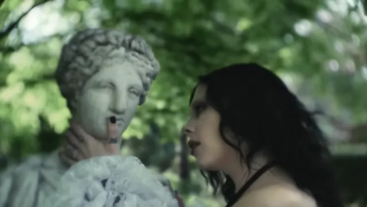 不要褻瀆雕像~(圖片來源:MV截圖)