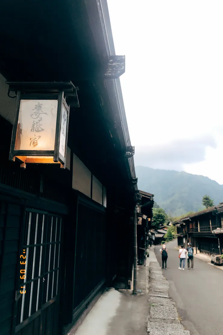 妻籠宿人潮比馬籠宿少，更保有原始的村落感。