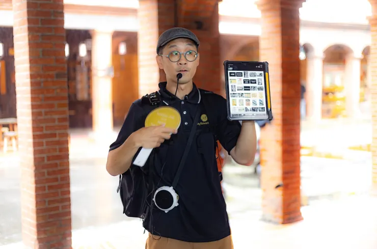 圖說：MyTaiwanTour專業導遊帶領，以活潑生動的方式講解大稻埕百年歷史脈絡與特色老建築，深度體驗台灣文化之美。（資料來源：飛亞旅行社）