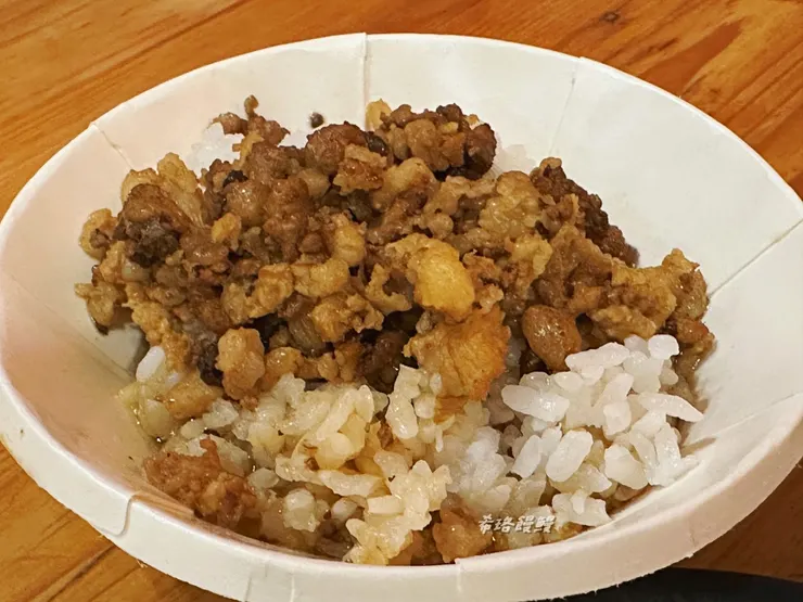 肉燥偏鹹，胡椒味有點重，肥瘦肉各半，吃起來不油膩，肥肉還有彈牙的口感，還算不錯