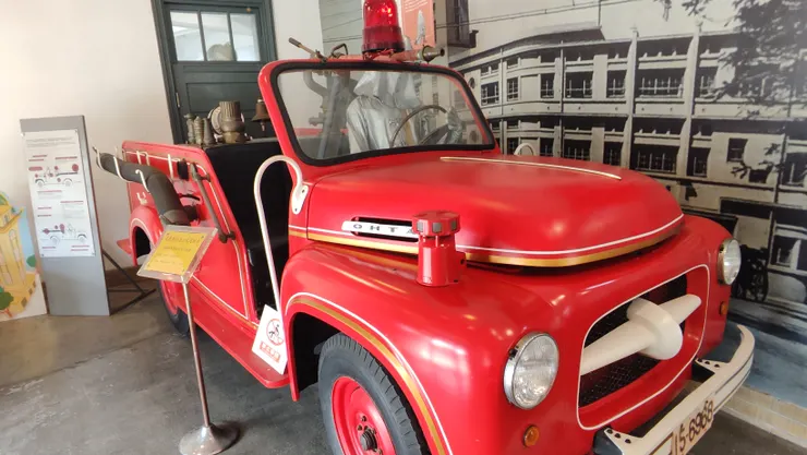 台南消防史料館大廳的消防車