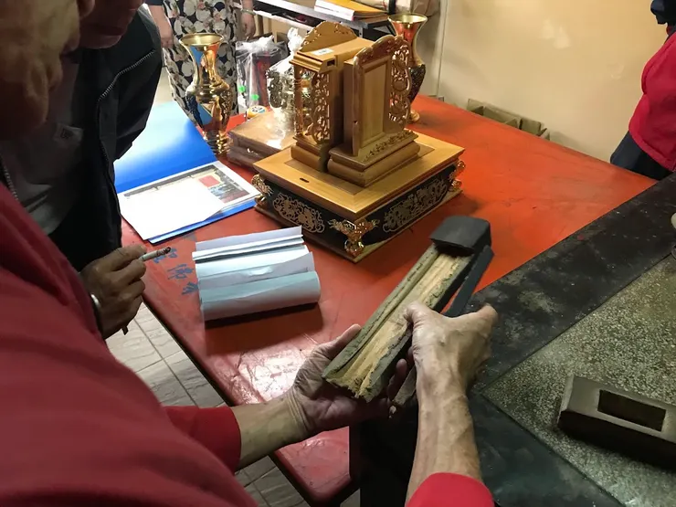 龍益行｜台南佛具店・金紙店・宗教百貨・神主牌雕刻・拜拜用品 專精神主牌雕刻與祖先牌位製作，提供佛具、金紙、神桌、拜拜用品等完整祭祀用品。 服務包含：擇日安神位、安祖先、神桌安裝，並支援外縣市宅配。