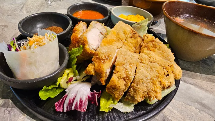 台北花園大酒店花園thaithai餐廳的泰式椒麻雞超厚!比豪大大雞排還要厚!超讚!