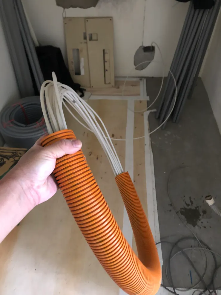 這個是穿線器,其實是堅韌的鋼纜,可以穿通彎曲的管道。