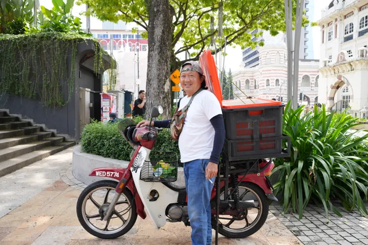 大哥與自豪的愛車合影