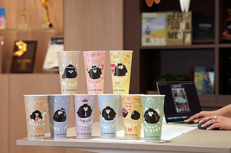 圖說:升職加薪、小人掰掰、業績爆棚、水逆退散…共9款奧樂雞聯名紙杯,幫你把心聲講出來。(資料來源:清心福全)