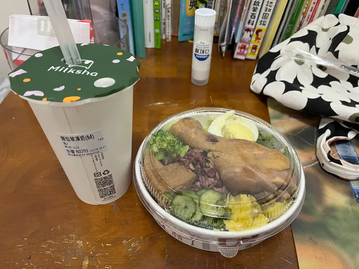 壽喜牛五花+嫩仙草凍奶中杯。