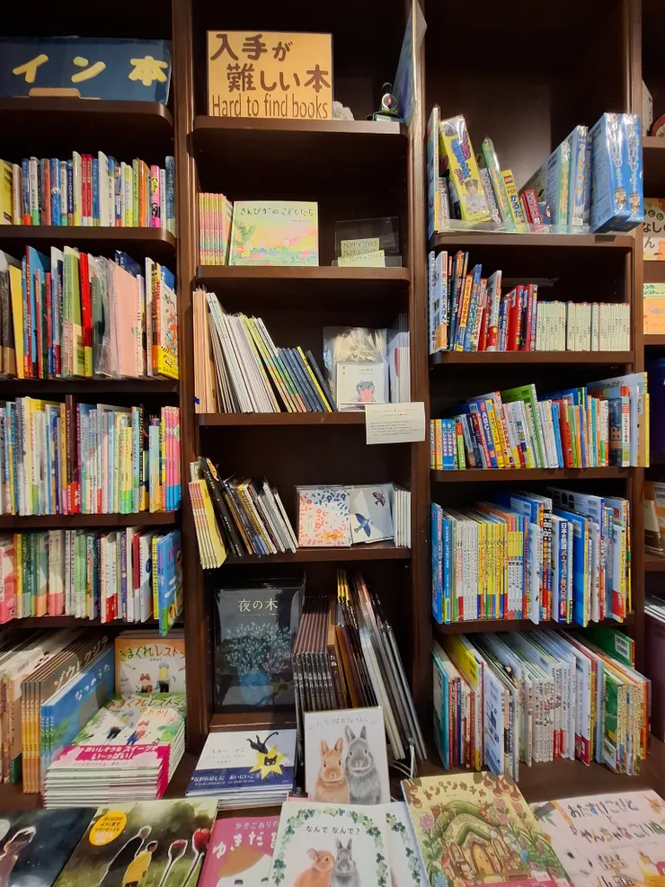 最吸引我的是這書櫃，牌子寫著“很難取得的繪本”，驚喜發現我想找的印度貢德族藝術大師的作品，純手工製版印刷的《夜之樹》日文版。