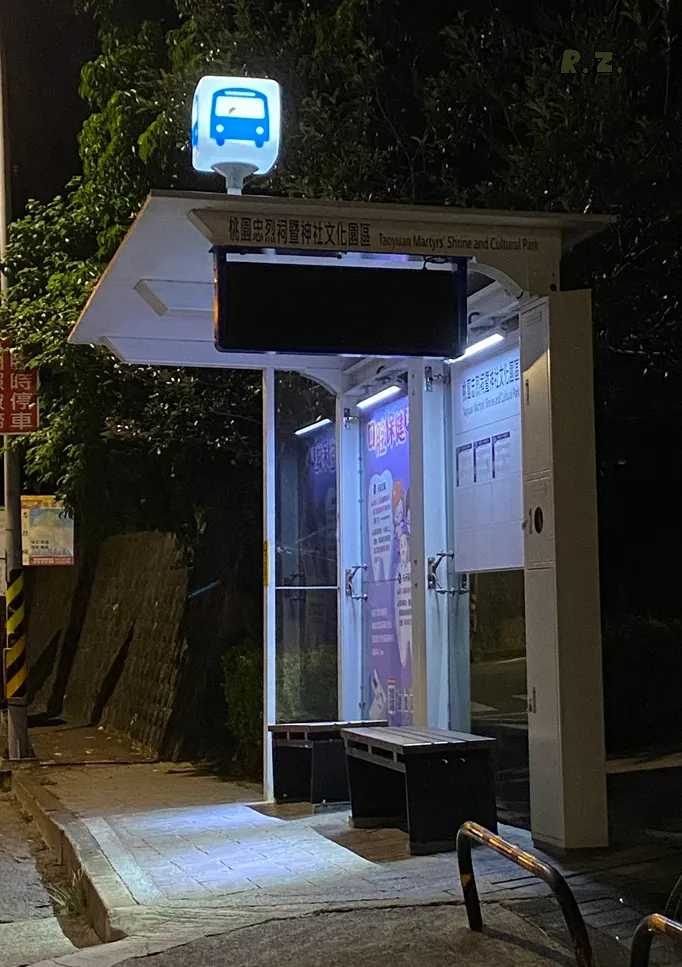 末班車都走了,候車亭也該熄燈了 ([陳傳義]拍攝)