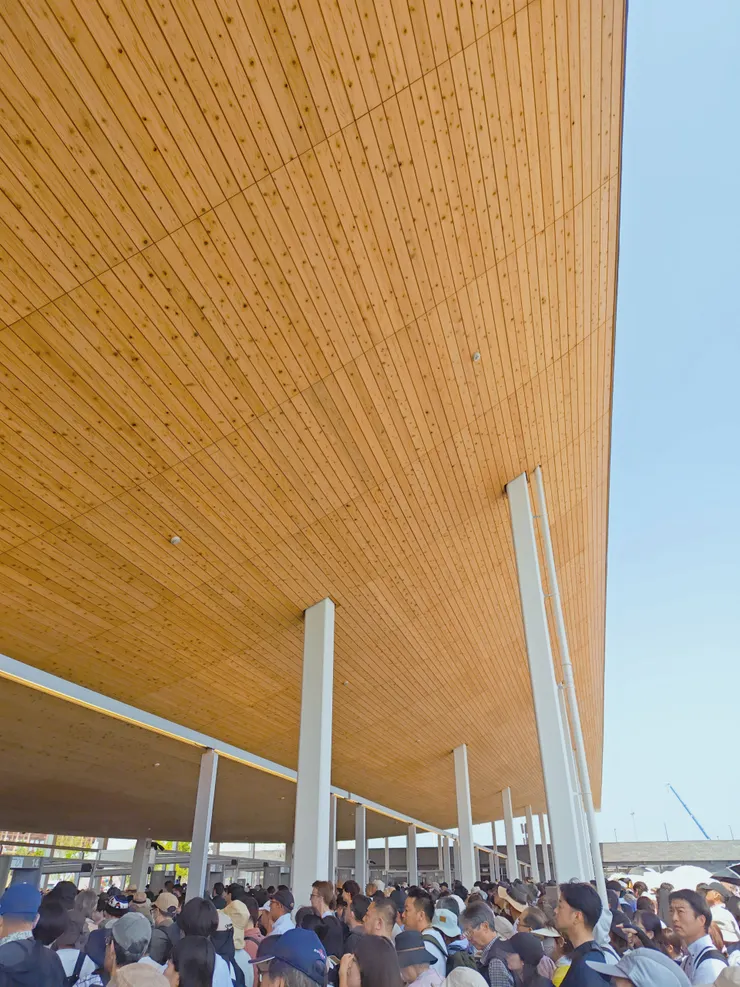 東側閘口前排隊中