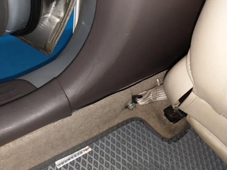 從後座走線到駕駛座