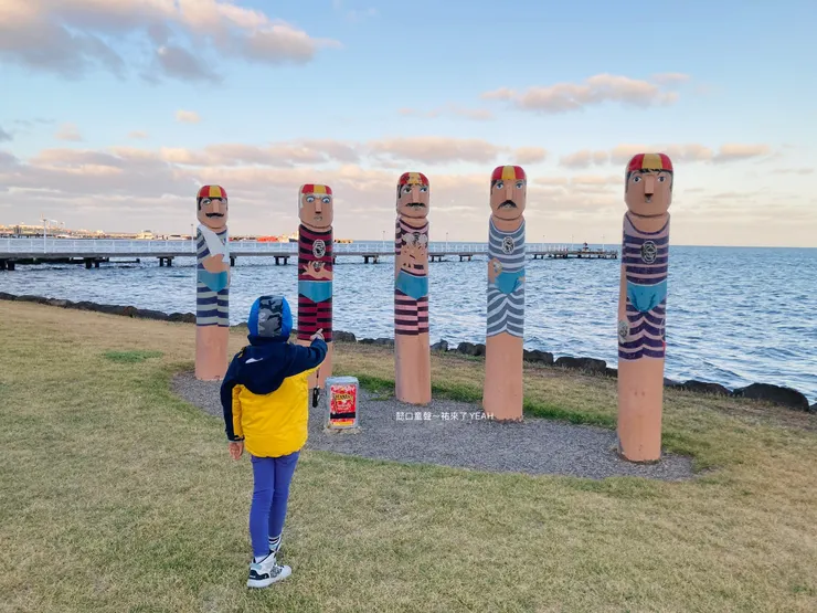 ✈️ 位於沿海城市的彩繪木頭人偶,當初設計用來綁船。