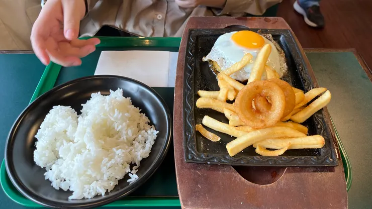 一份700日圓有找的漢堡排。