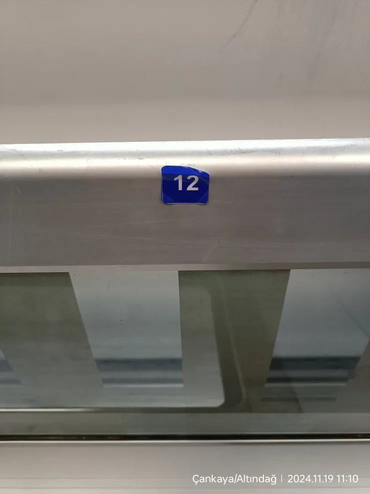 置物架上有號碼，用貼紙貼的，如果掉了，手把下方也有，如果都掉了…就自己數吧！