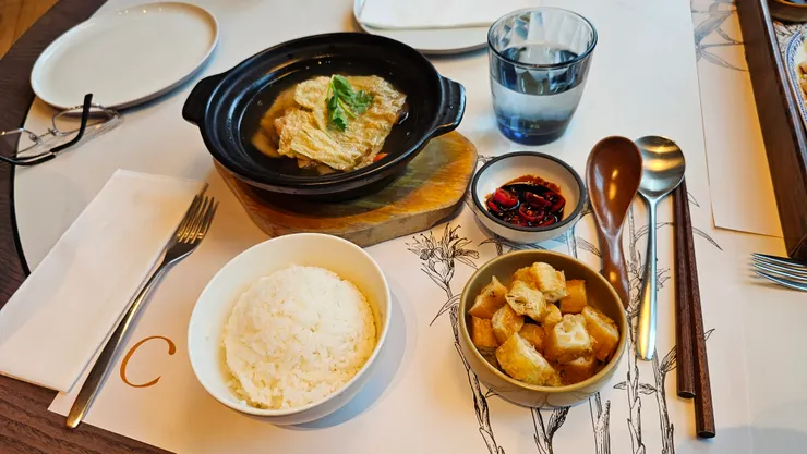 這是老爸點的肉骨茶套餐!