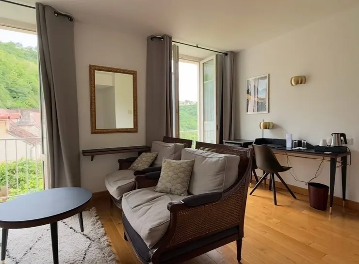 踩在白色地毯上，好有罪惡感