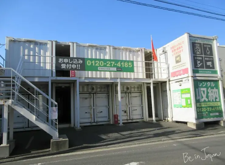 這一區沿路都有蠻多這種鐵皮屋收納屋，有些還很花俏。