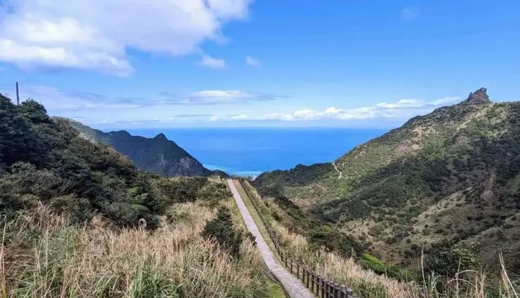 無敵海景步道，左邊是無柄茶壺山，右邊是基隆山，其間滿滿的菅芒花。