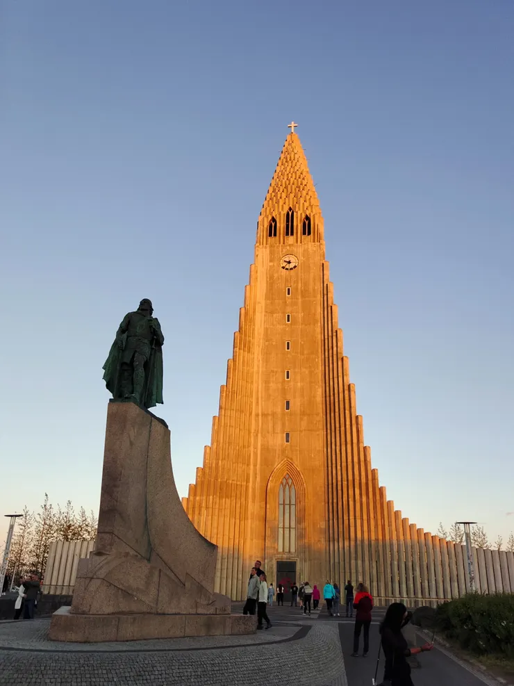 Hallgrímskirkja的正面,廣場上是Leifur Eiríksson的雕像。我覺得比較像噴射機或飛彈啦!