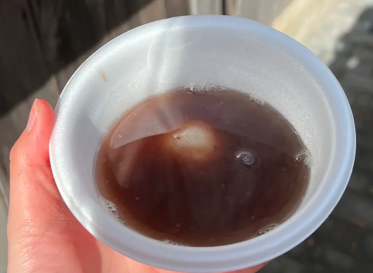 手都凍到紅了，幸好有熱熱的紅豆湯可以喝