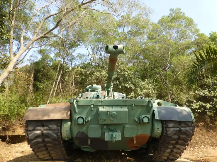圖示：仰望台灣金門中山林紀念公園內的裝甲戰車（坦克）。圖片來源為張居隱：https://www.shutterstock.com/zh-Hant/image-photo/1797753082