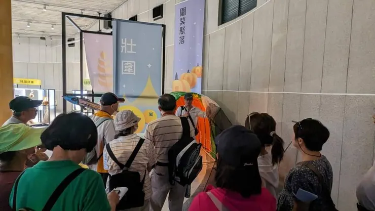 同學們聽沙丘生態園導覽