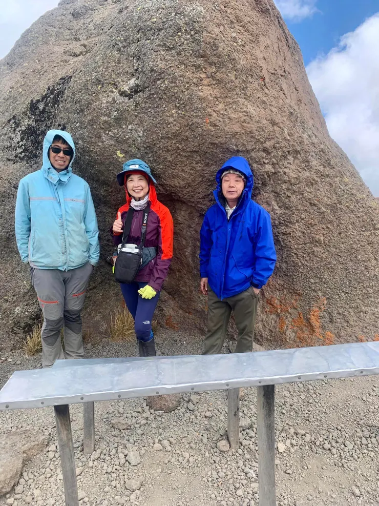 這是三位團員，我和旁邊那位大哥都是超過65歲的長者。